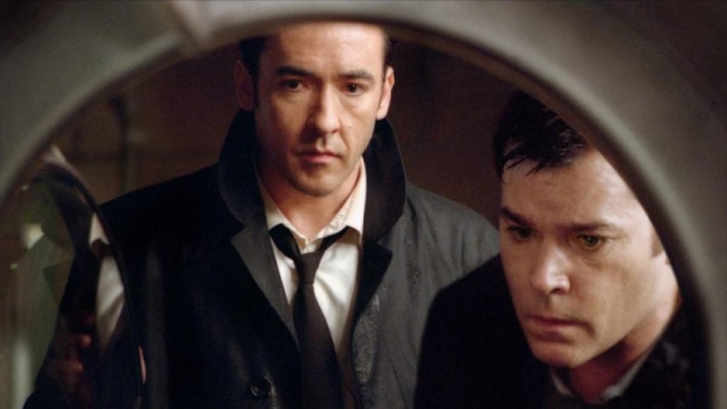John Cusack (izquierda) y Ray Liotta (derecha) en Identity (2003).