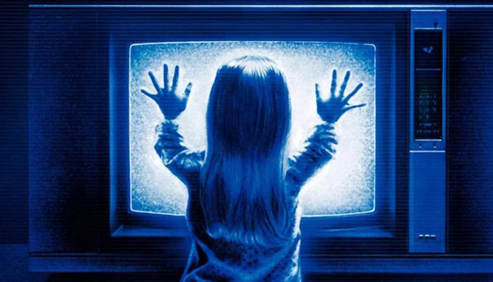 poltergeist poster Poltergeist: vuelve un hito con un gran corazón bajo oscuros cimientos