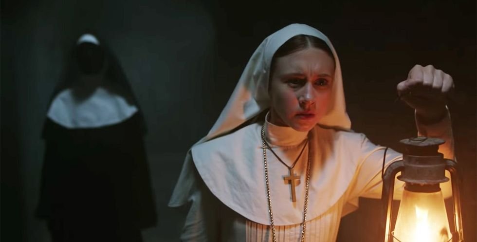 “La Monja 2” de Michael Chaves: De vuelta a los horrores que viven en las sombras