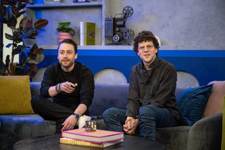 Kieran Culkin y Jesse Eisenberg. Foto: Clayton Chase/IndieWire via Getty Images