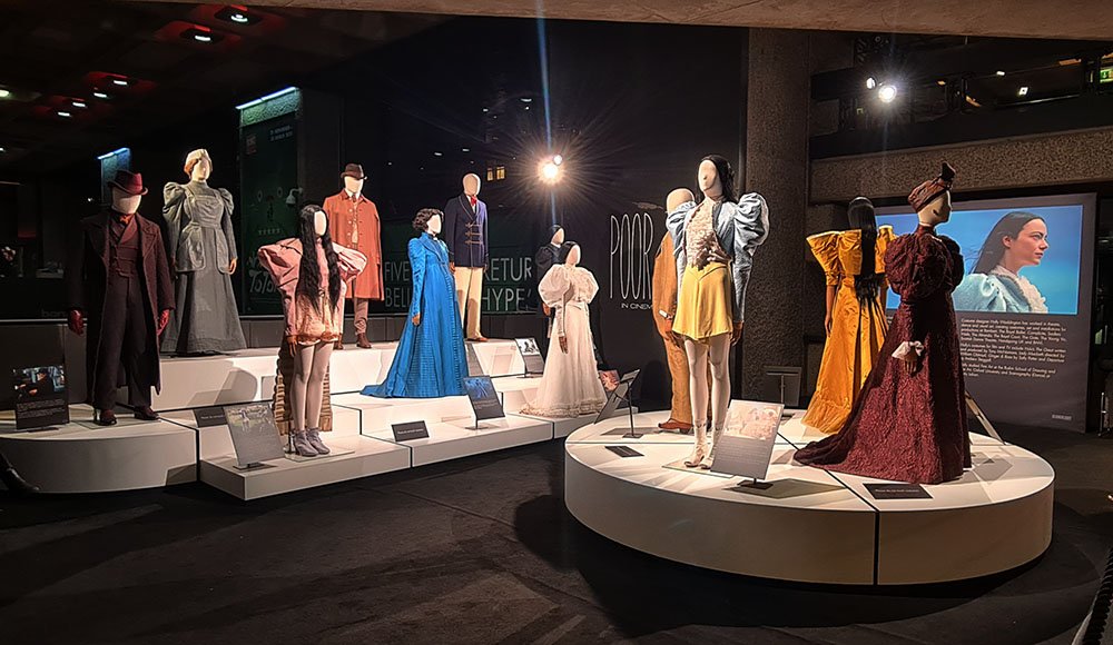 El vestuario de «Poor Things»: Cuando los textiles narran su propia historia