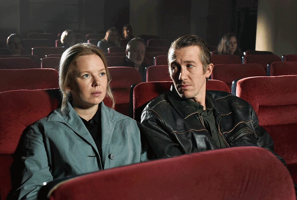 Hojas de otoño: El amor en los rincones más oscuros de una ciudad cualquiera