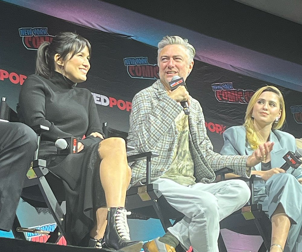 Zoë Chao, Sean Gunn y Maria Bakalova