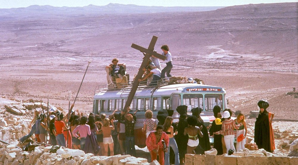 La congregación de Jesús en un autobús al inicio de la adaptación fílmica de Jesucrist Superstar.
