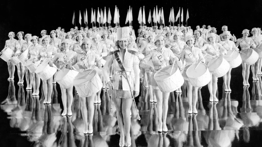 Coreografía de Busby Berkeley en la película "Dames" (1934). 