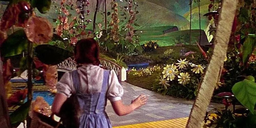 Fotograma de la secuencia de Dorothy (Judy Garland) llegando a Oz en la película "El mago de Oz", dirigida por Victor Fleming. 

La secuencia es famosa por hacer una transición icónica del blanco y negro al color. 