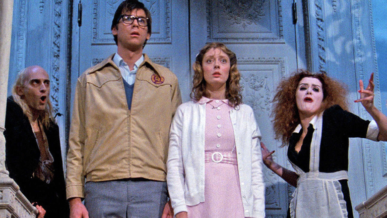 Susan Sarandon, Barry Bostwick, Patricia Quinn y Richard O' Brien interpretando los personajes de Janet, Brad, Magenta y Riff Raff, respectivamente, en la adaptación al cine de la obra Rocky Horror Show.