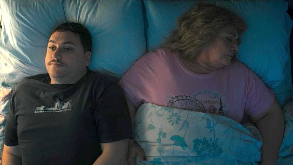 David y Dora en la cama en una escena de Los Domingos Mueren Más Personas. 