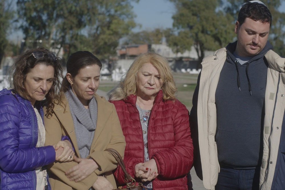 Silvia (Antonia Zegers), Dora (Rita Cortese), Elisa (Juliana Gattas) y David (Iair Lapid) en el funeral del tío Pocho. 