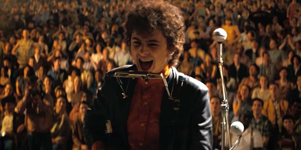 Bob Dylan (Thimothée Chalamet) dando la espalda al público durante el Newport Folk Festival.
