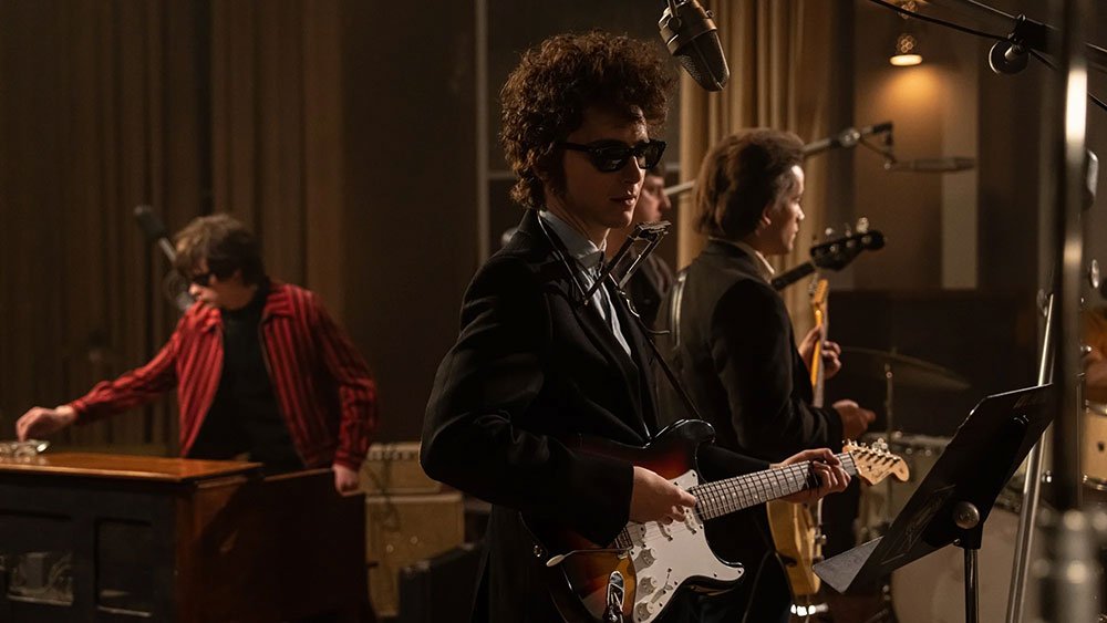 Charlie Tahan como Al Kooper y Eli-Brown como Mark Bloomfield en la banda de Dylan.