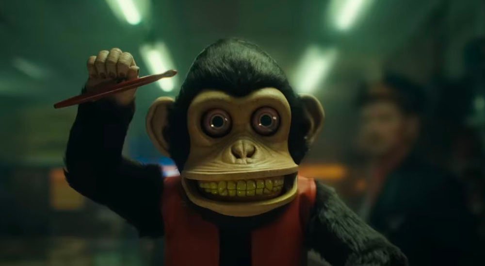 El mono: el director de Longlegs vuelve con una comedia que despilfarra sangre