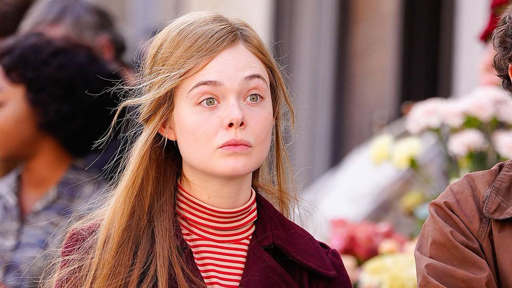 Elle Fanning interpretando a Sylvie Russo, el nombre que toma en la película la artista Suze Rotolo.