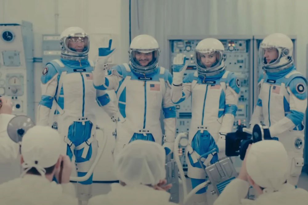 Los 4 Fantásticos con trajes de astronauta en Fantastic Four: First Steps. 
