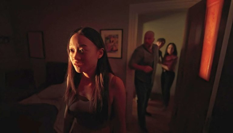 Callina Liang es Chloe, una adolescente convencida de que el fantasma de su amiga le envía señales en Presencia (2024, Neon)