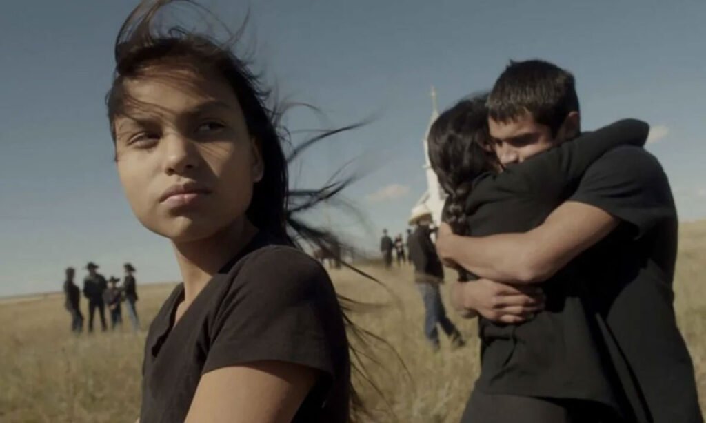 John Reddy y Jashaun St. John, miembros de la tribu Sioux de Dakota del Sur, interpretando versiones ficcionales de sí mismos en Canciones que me enseñaron mis hermanos (2015). 