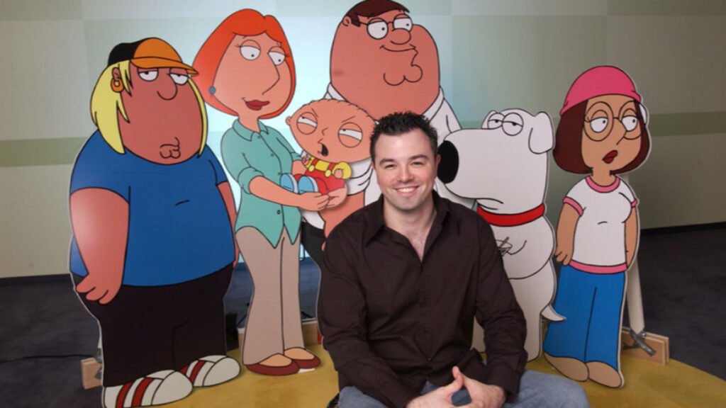Seth Macfarlane junto a figuras de cartón de su creación más exitosa: la familia Griffin.